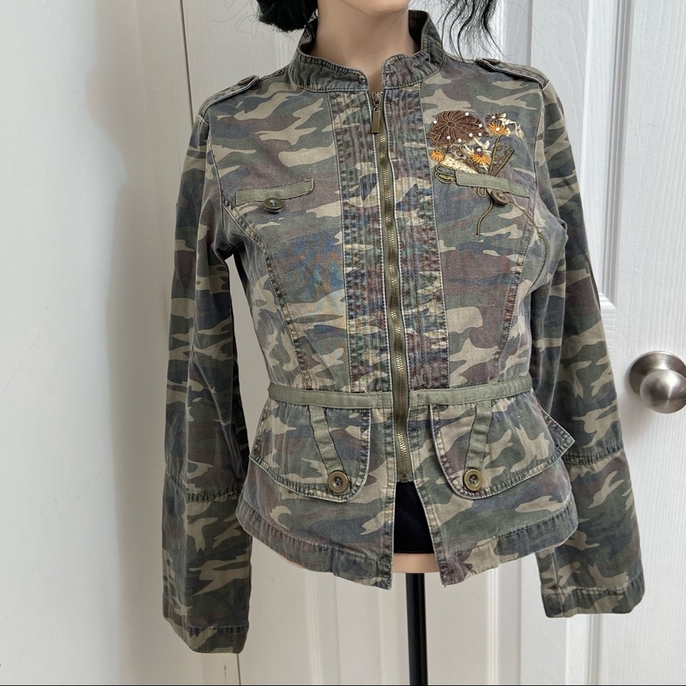 Sirens girls camouflage embroidery detailing zipper front jacket. Size S. Used.